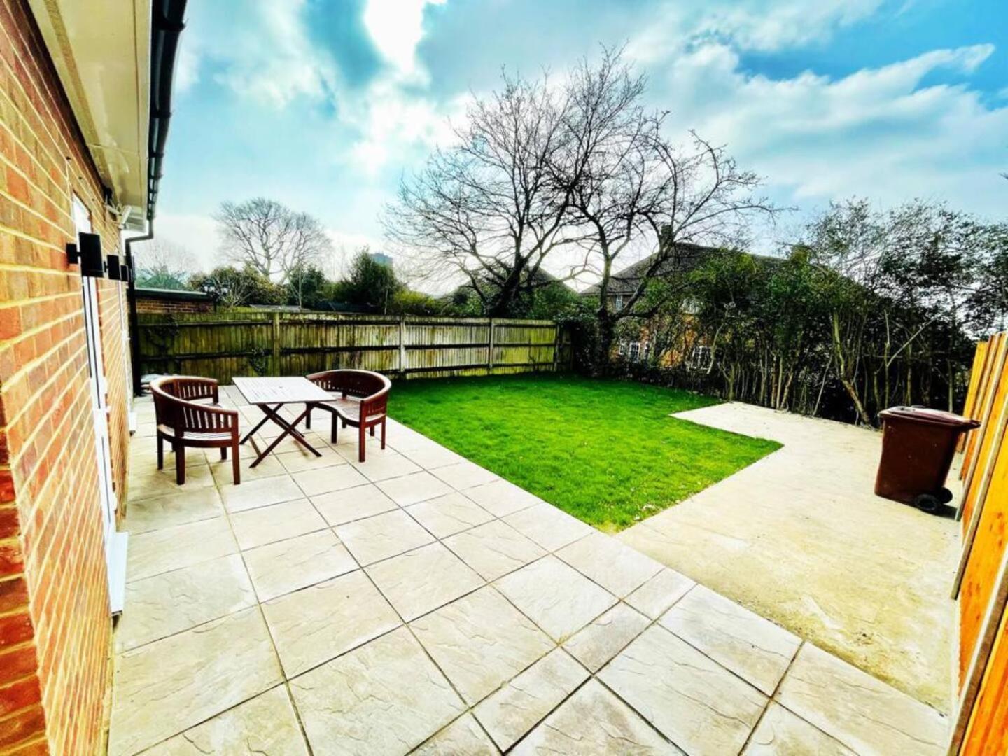The Winstre Borehamwood Exteriér fotografie
